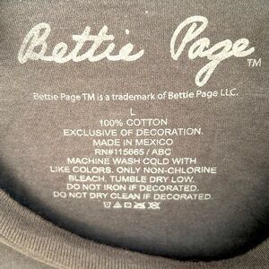 Vintage Bettie Page Large t-shirt gray Cheesecake long gloves pose.